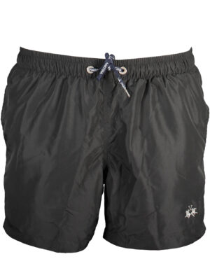 LA MARTINA PARTE DEL DISFRAZ BAJO EL HOMBRE NEGRO